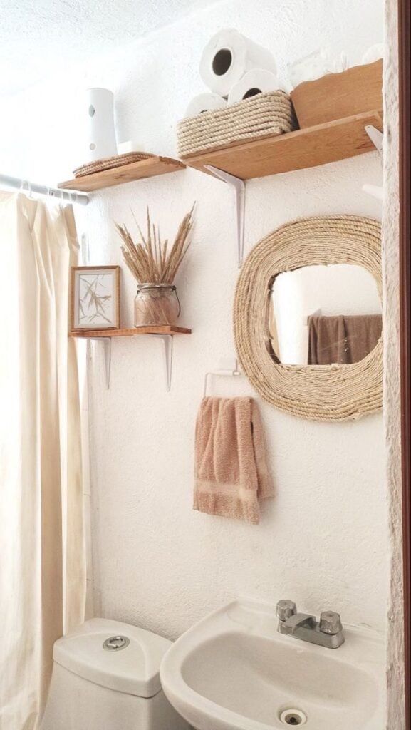 Woven wall decor bringing warmth and texture to a bathroom
