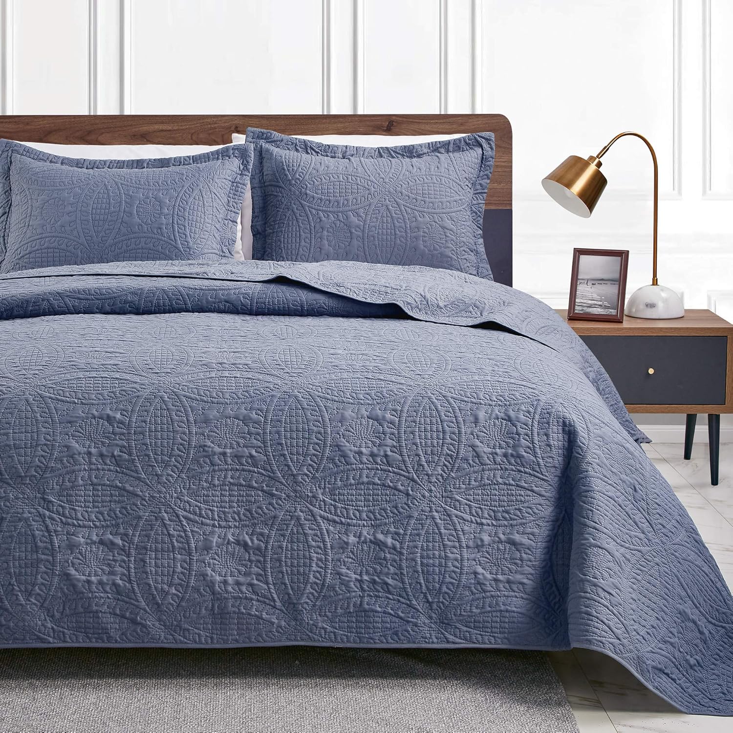 Love's Cabin Lightweight Blue Quilt Bedspread, Queen