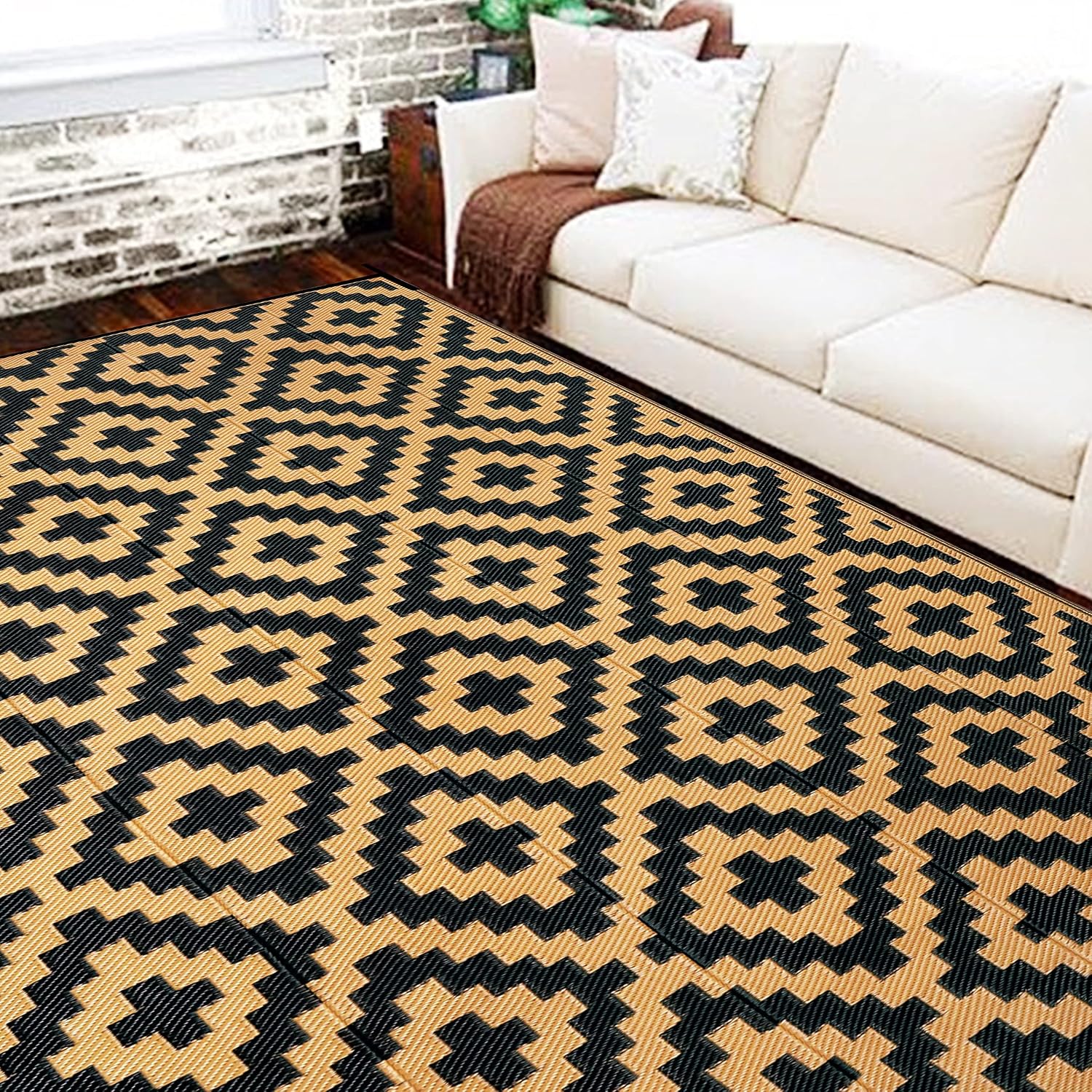 SAND MINE Reversible Plastic Straw Outdoor Rug, Modern Geometric Pattern