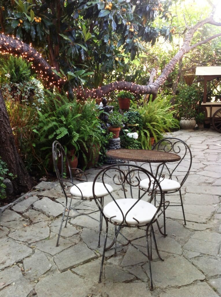 Flagstone patio with organic, irregular paver shapes
